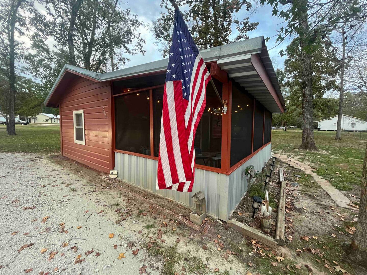 Mudbelly Cabin, a Lake Sam Rayburn fishing and hunting cabin rental in Zavalla, Texas