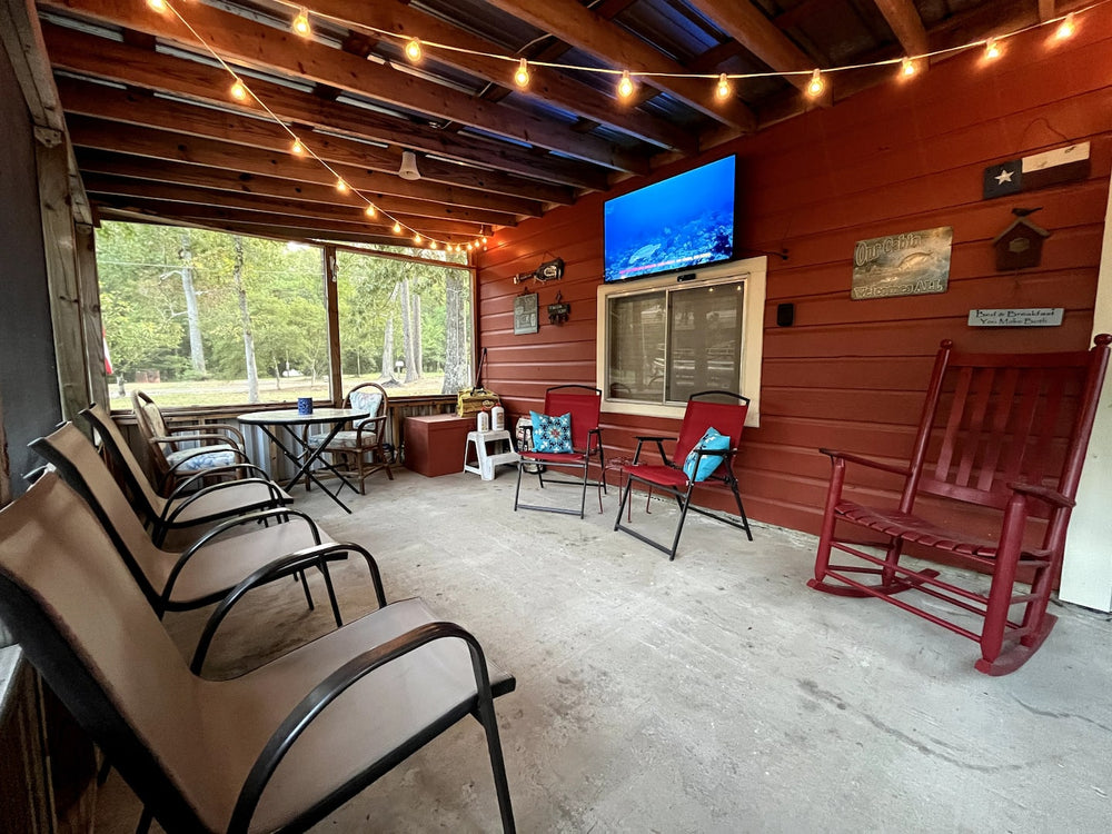 Screened patio with outdoor TV at the Sam Rayburn fishing cabin