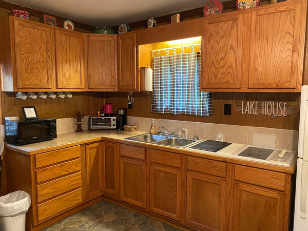 Kitchenette with microwave and cooktop